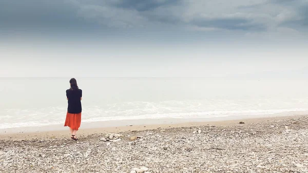 Young woman walking alone in barefoot at the shore — Stock Photo, Image