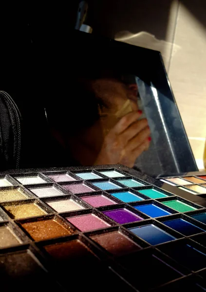 Maquiagem, paleta de sombras coloridas para os olhos — Fotografia de Stock
