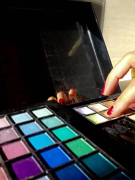 Make-up, kleurrijke eye shadows palet — Stockfoto