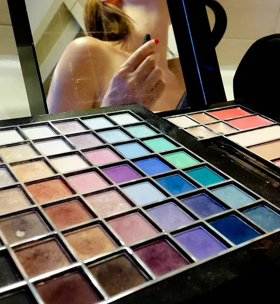 Make-up, barevné oční stíny paleta — Stock fotografie