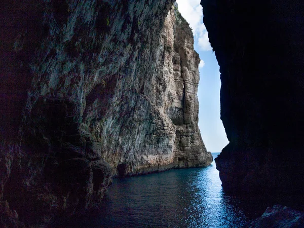 Cueva de Montagna spaccata en Gaeta italia — Foto de Stock