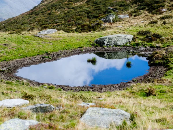 Alpské jezero v regionu Piemont Itálie — Stock fotografie