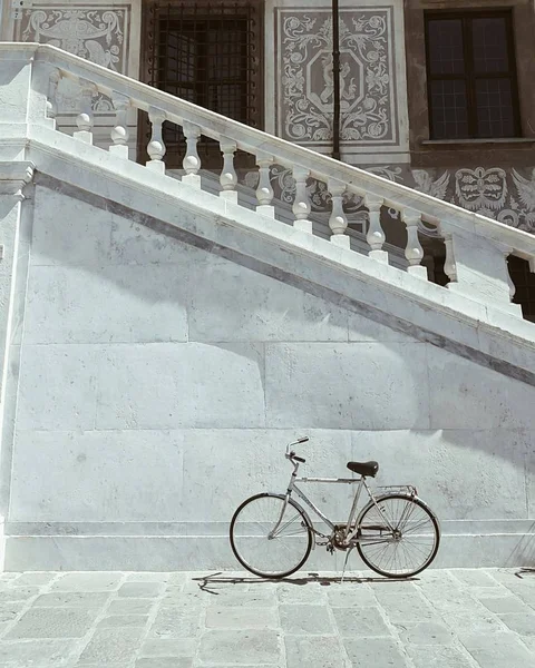 Bicicleta nas ruas de Pisa Itália — Fotografia de Stock