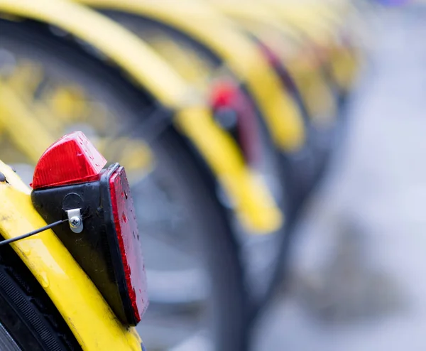 Compartilhamento de bicicletas nas ruas — Fotografia de Stock