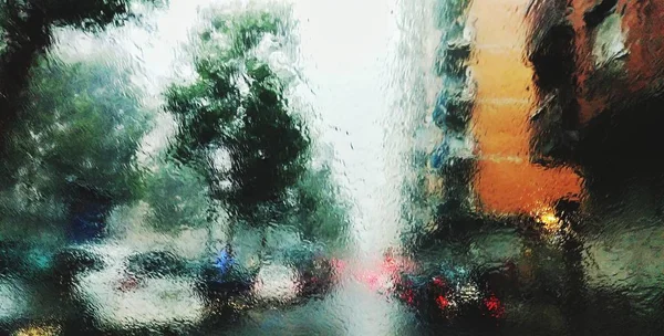 Gota de água, gota de chuva no vidro e gotejamento para baixo — Fotografia de Stock