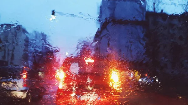 Gota de água, gota de chuva no vidro e pingando para baixo na noite — Fotografia de Stock