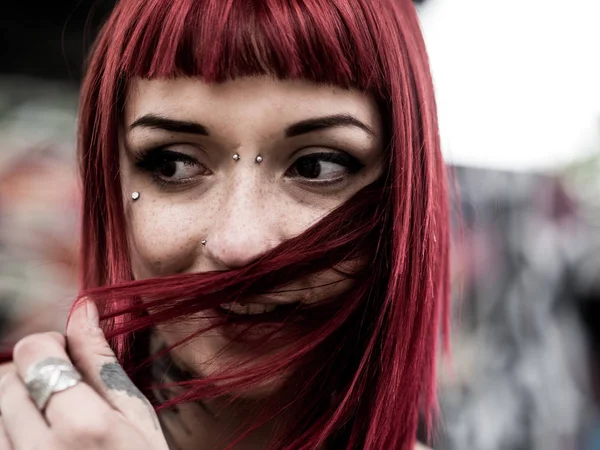 Красивый портрет рыжей девушки с волосами — стоковое фото