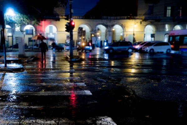 Regenachtige avond in de stad Turijn Italië voetgangersoversteekplaats — Stockfoto