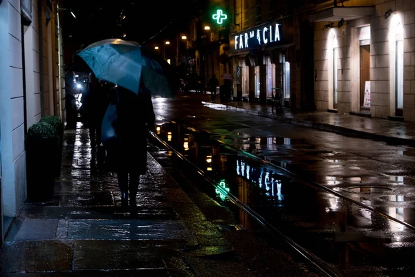 이탈리아 토리노 시 횡단보도에서 비오는 밤 — 스톡 사진
