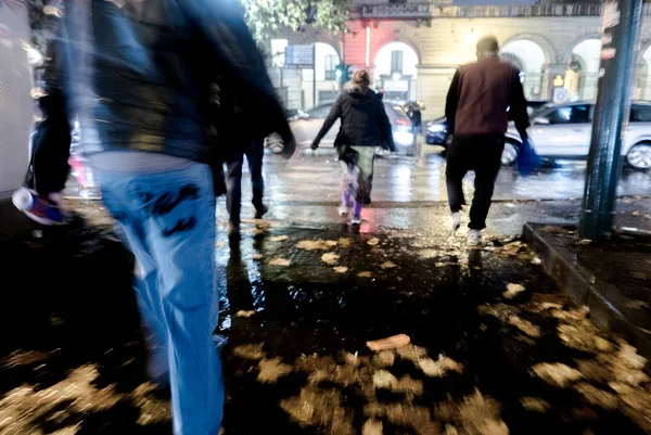 Noche lluviosa en la ciudad de Turín Italia paso peatonal — Foto de Stock