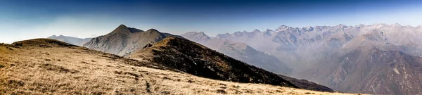 Перегляд Parco Gran Paradiso гірського хребта, Італія. Широкий розмір — стокове фото