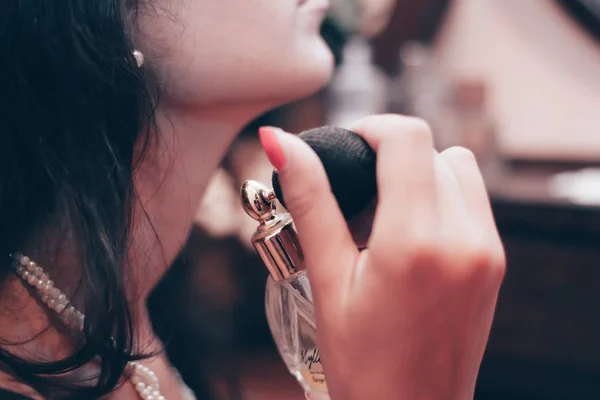 Mulher aplicando perfume em seu pescoço — Fotografia de Stock