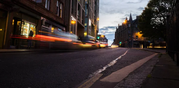 Straatmening van de historische oude stad bij nacht, Edinburgh, Scotla — Stockfoto