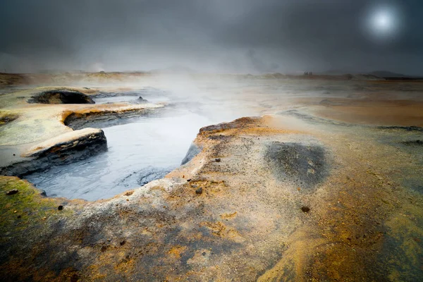 Kogende varm mudder pool i Hverir, Island dramatisk landskab med - Stock-foto