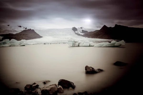 Bella vista degli iceberg nella laguna del ghiacciaio di Jokulsarlon, Vatnaj — Foto Stock