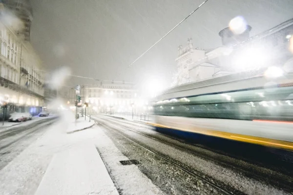 Winter straat in de stad bij nacht met snelle tram — Stockfoto