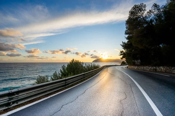 Vägen vid solnedgång landskap i Ligurien-Italien — Stockfoto