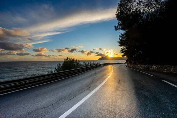 Vägen vid solnedgång landskap i Ligurien-Italien — Stockfoto