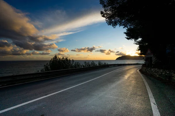Vägen vid solnedgång landskap i Ligurien-Italien — Stockfoto