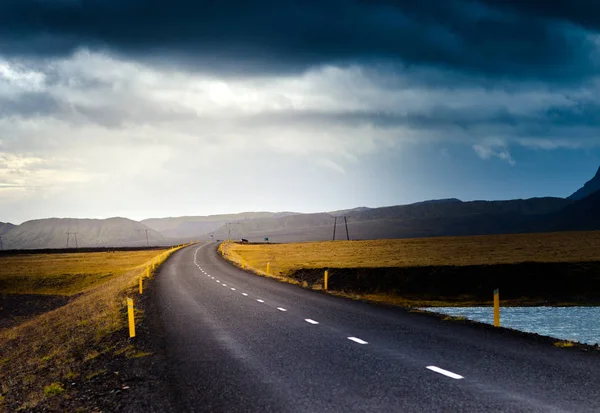 Vacker bergsväg på Island — Stockfoto