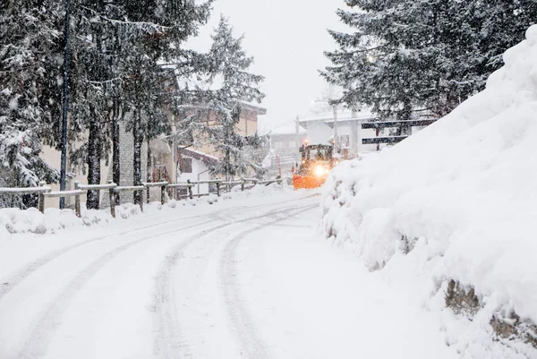 Зимний ремонт дорог со снегоочистителем — стоковое фото