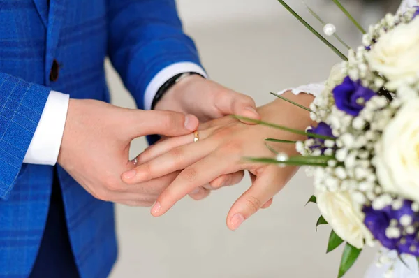 Händerna Bruden Och Brudgummen Slitringar Bröllopsdag — Stockfoto