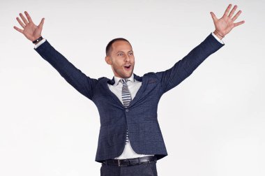 Genç bir adam kollarını kaldır mutludur. Adam şaşırır. Genç bir adam birini görmek çok güzel