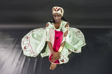 Stüdyoda siyah fotoğraflar