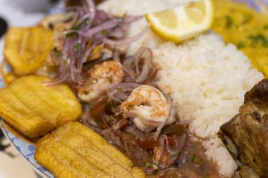 Varios platos de la costa y sierra del Ecuador