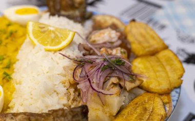 Varios platos de la costa y sierra del Ecuador