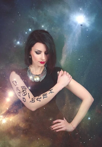 Zodyak işaretleri ile beyaz esmer