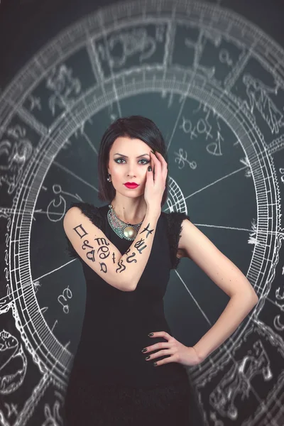 Zodyak işaretleri ile beyaz esmer