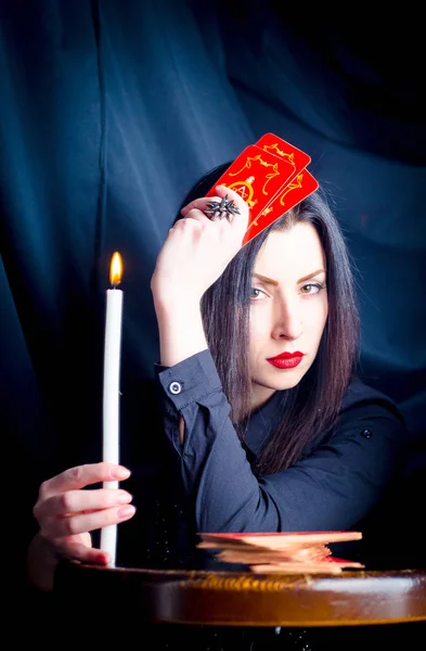 Μια Γυναίκα Κάρτες Ταρώ Και Ένα Κερί Εξετάζει Είδωλό Της — Φωτογραφία Αρχείου