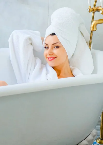 Güzel kız banyoda yatıyor. Kaplıcada rahatla.