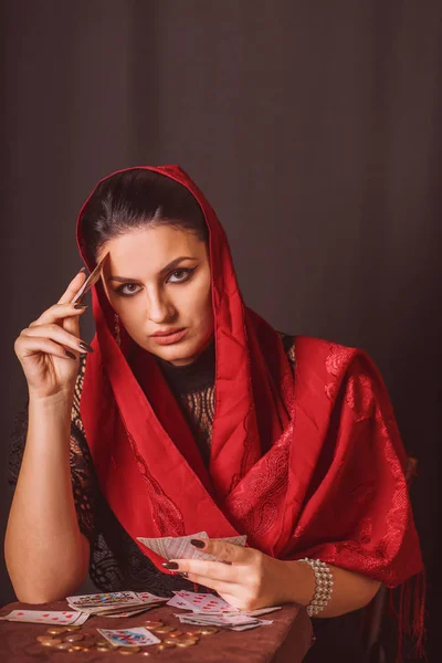 Vrouw Met Een Sjaal Haar Hoofd Met Kaarten Haar Handen — Stockfoto