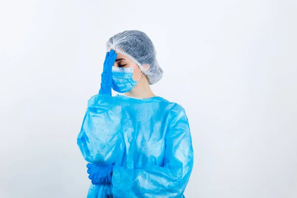 Koruyucu kıyafetli bir doktor üzgün ve üzgün.