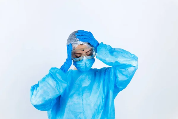 Koruyucu kıyafetli bir doktor üzgün ve üzgün.