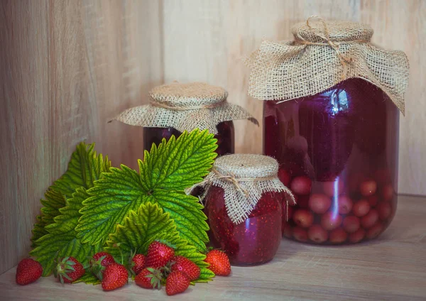 Pürüzlerin ve reçellerin korunması. Kış için ev yapımı hazırlıklar. Çilek, ahududu reçeli ve kiraz ezmesi.
