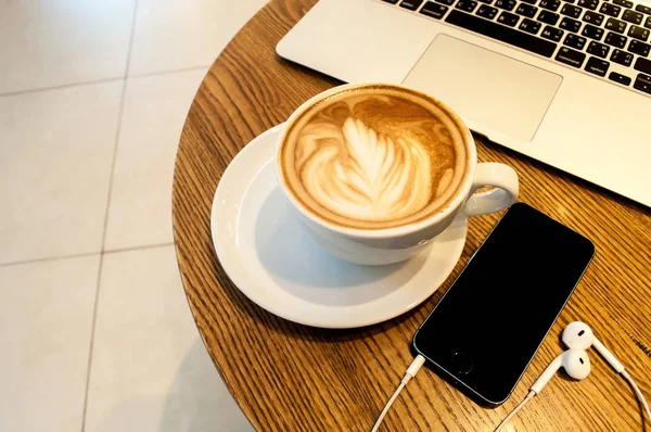 Tiempo de trabajo relajante con café, computadora portátil y reproductor de música — Foto de Stock