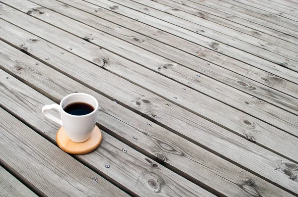 Gorący Americano (Black Coffee) na podłoże drewniane — Zdjęcie stockowe