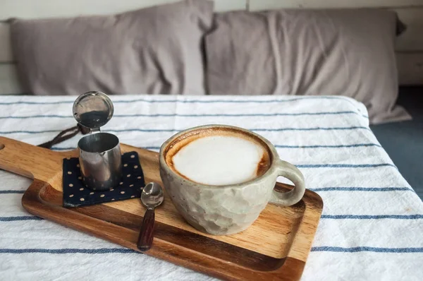 Café quente com leite na mesa de roupas listradas — Fotografia de Stock