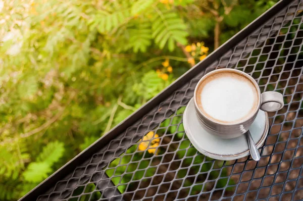 Tasse Cappuccino-Kaffee auf Käfig in natürlichen mit Sonnenlicht — Stockfoto