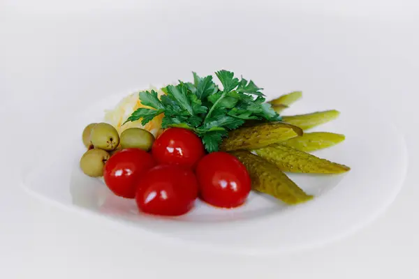 Verdure salate su un piatto. Spuntino russo per vodka — Foto Stock