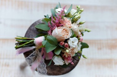 bir ahşap zemin üzerinde gelin buketi