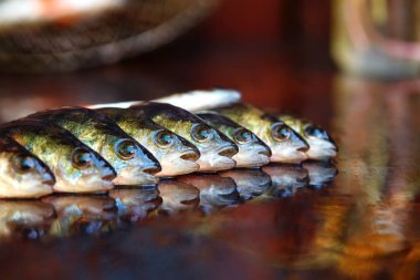 Ahşap arka plan üzerinde taze balık. Çubuk balıkçılık. Levrek