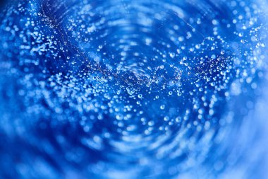 Soyut mavi bokeh doku arka plan. Örümcek ağı üzerinde damla