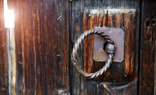 Vecchio maniglia porta in ferro battuto — Foto Stock