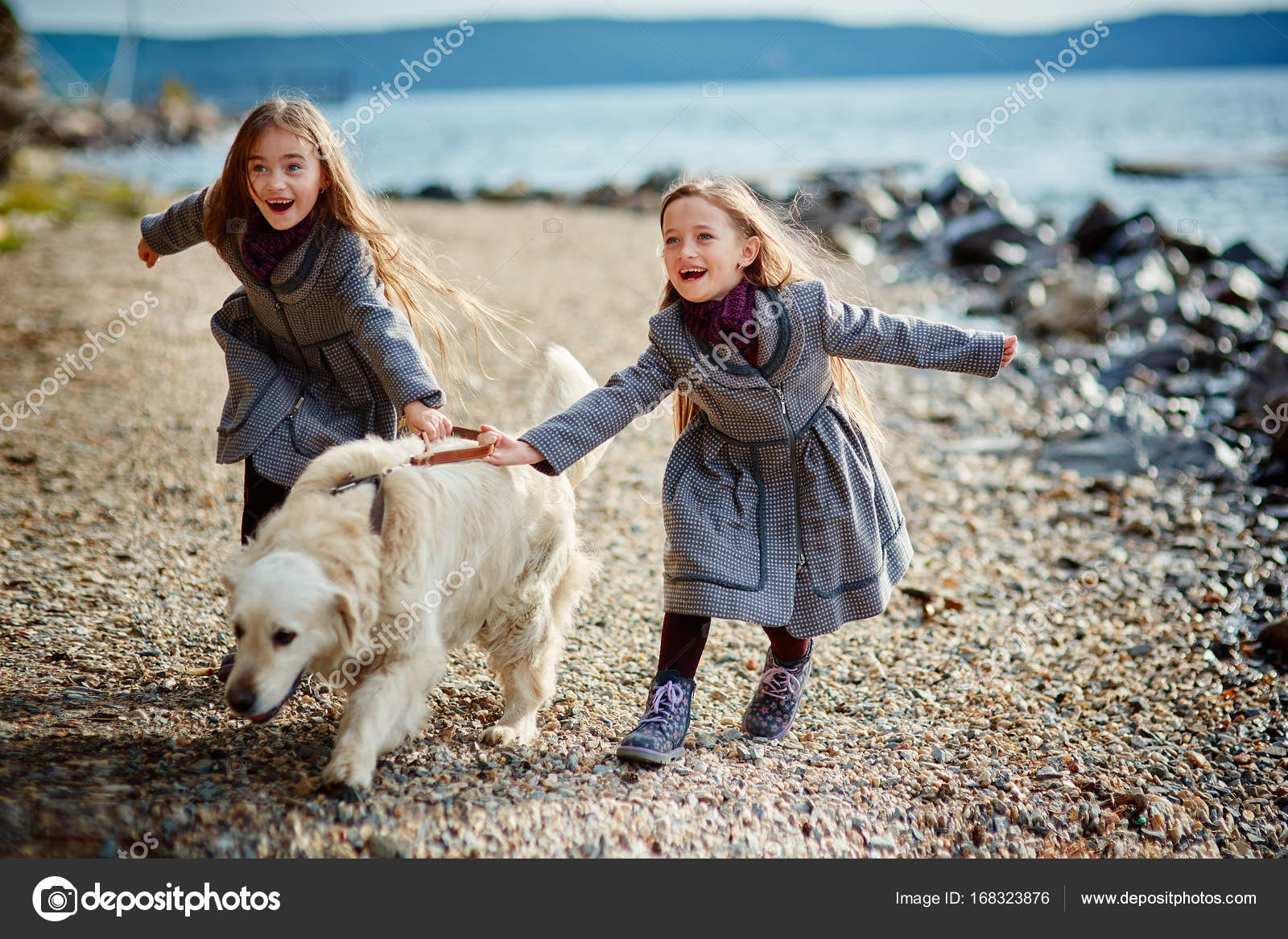 Due Sorelle Gemelle Poco Su Una Passeggiata Con Il Cane