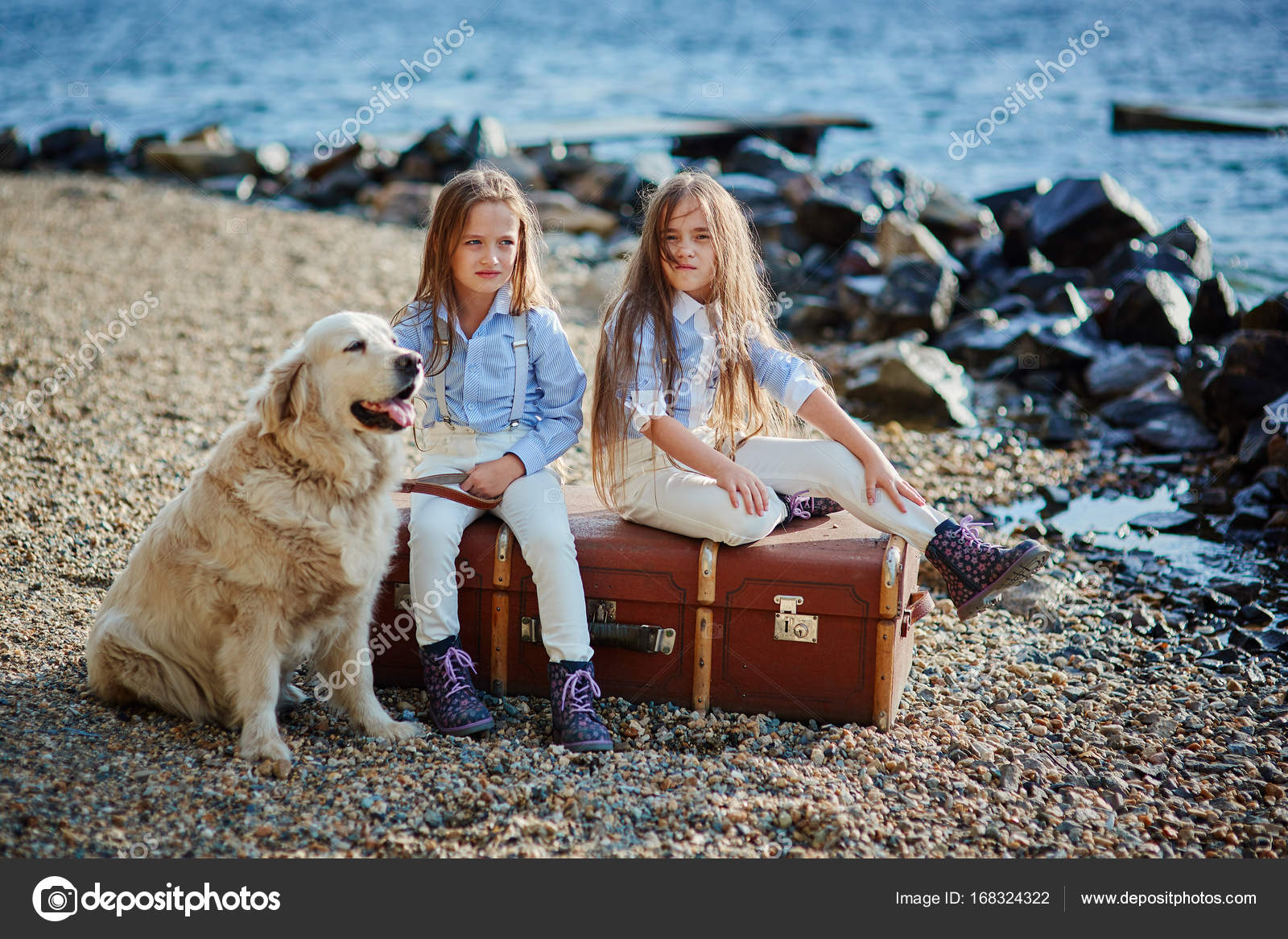 Due Sorelle Gemelle Poco Su Una Passeggiata Con Il Cane