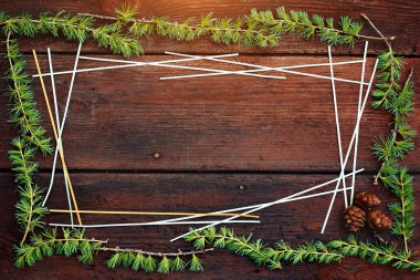 Noel ahşap arka plan. Köknar ağacı dalları ile çam kozalakları. Üstten Görünüm. Kopya alanı.